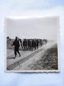 二战德军行军照片 二战德国陆军照片 德军照片 德国士兵照片 德国军官照片 二战老照片 照片长6厘米，宽6厘米