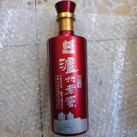 酒瓶：泸州老窖一个。