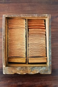 小仓百人一首 1909年百年前的原木盒，盒后面有文字记录。