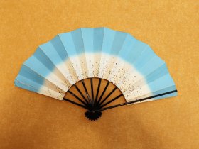 水蓝 日本御舞扇歌舞伎纸扇饰扇 展幅50.5Cm，扇高28.5Cm，黑涂竹扇骨。自然旧品 [感谢]不议不退换，因已收藏好，不再另行拍照拍视频，谢謝！