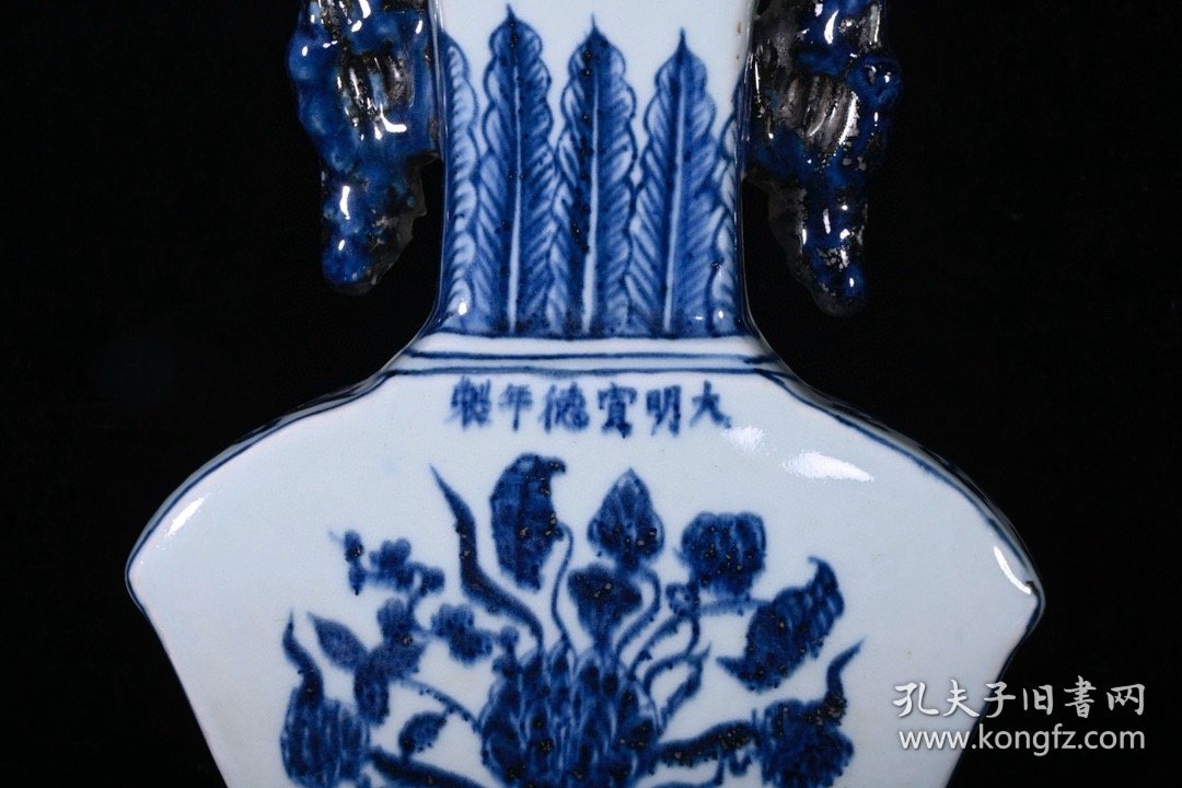 点击查看原图 大明宣德青花一束莲纹双耳扁瓶,高27×17厘米