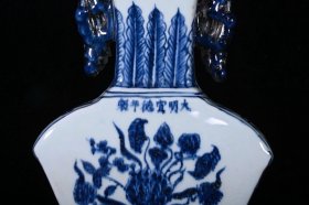 大明宣德青花一束莲纹双耳扁瓶,高27×17厘米