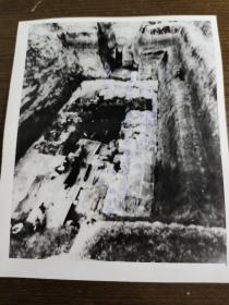 新华社老照片：秦公一号大墓揭椁开棺 张新民摄影 1986年第1203号。