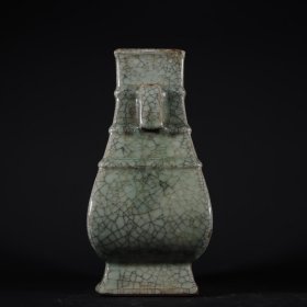 旧藏宋代官窑冰裂纹贯耳瓶