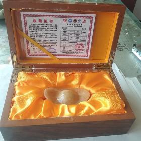 黄玉元宝收藏品，（带高级外饰盒，有收藏证书。玉高3.5，长7厘米。）