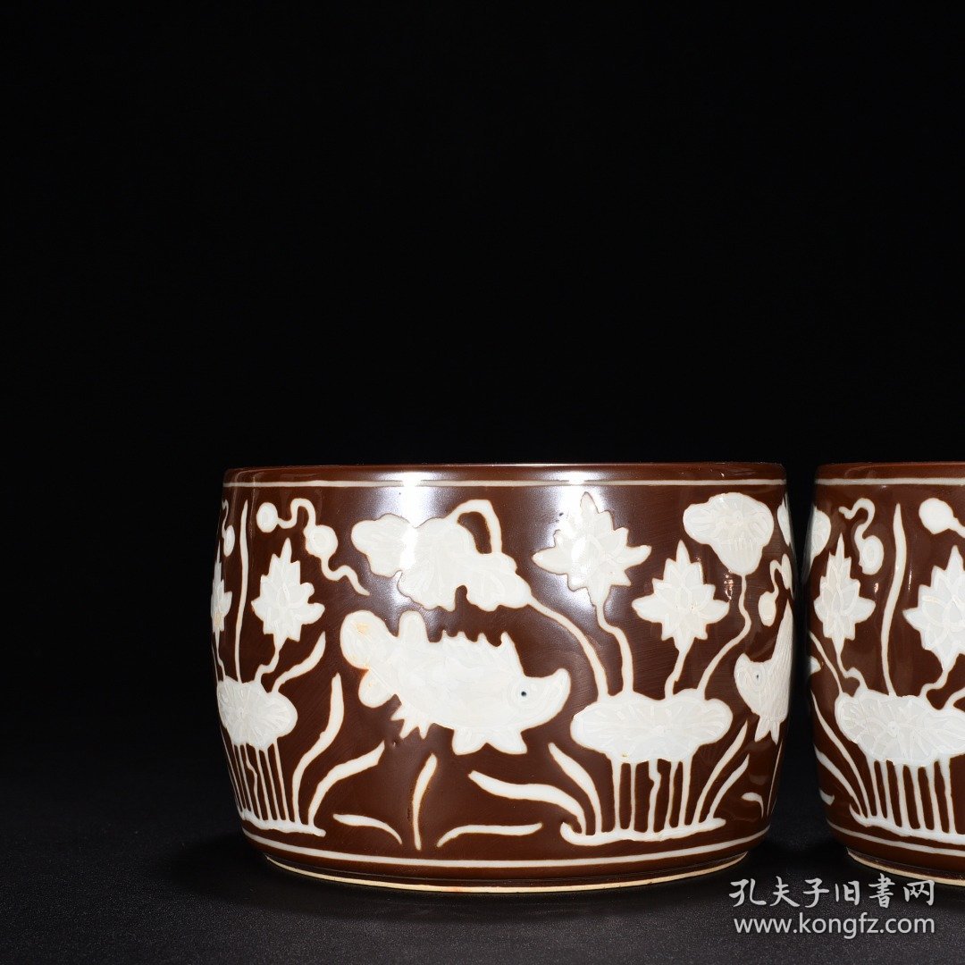 明宣德紫金釉留白鱼藻纹蛐蛐罐 高9.5厘米 宽13.5厘米