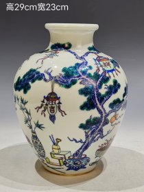 旧藏“大清乾隆年制”精工细作满工青花斗彩岁寒三友纹灯笼瓶。