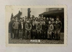 【老照片】1960年上海外国语学院外籍教师和学生合影 （有背题），背题为：“与亲爱的尼娜老师在一起，摄于1960年1月，上海外国语学院 ” ；上海外国语学院现为上海外国语大学。--- 旧照系上海外国语学院徐枚女士旧藏。