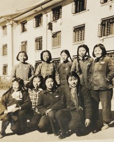 建国初期南京林业学院风景老照片一群青春活力的女大学生合影