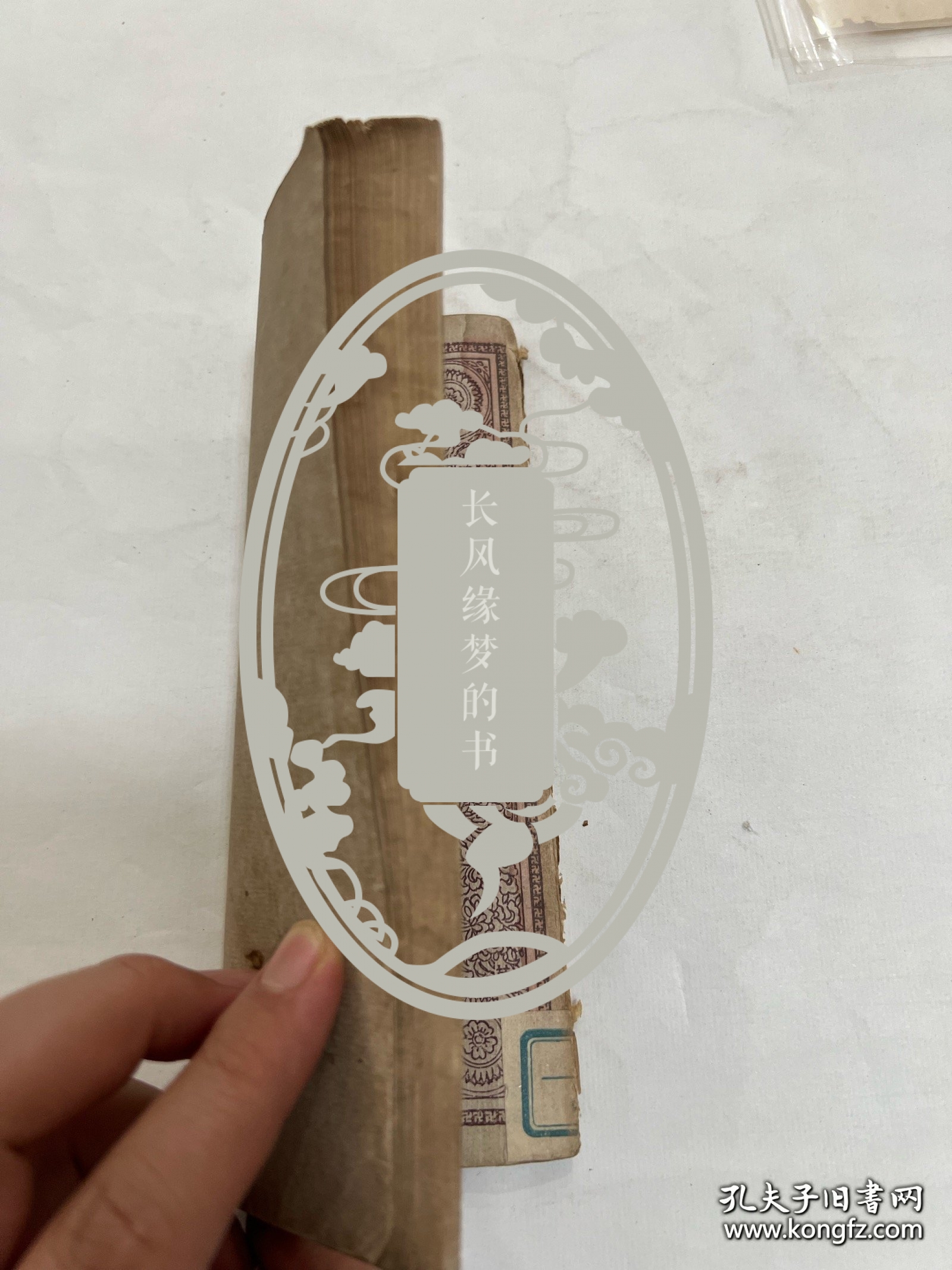 馆藏民国旧书-抗日名将—刘湘将军捐赠的书。印章是：国民革命军第七路总指挥、二十一军军长刘湘捐赠。民国时期四川省主席，陆军一级上将，刘湘病逝后，国民政府为其举行国葬，仪式以国家最高礼节进行，表彰其在抗战中的领导作用。他的遗言“敌军一日不退出国境，川军则一日誓不还乡”被广泛传播，成为激励川军将士坚持抗战的精神支柱，推动了全国抗日统一战线的巩固‌。