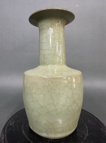 宋官窑瓶子  
高17.5厘米直径10厘米