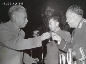 老照片《1955年9月27日十大元帅授衔后刘少奇、周恩来向朱德祝贺》