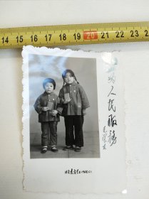 老黑白照片 :北京东方红 1968.5.1 毛主席语录 为人民服务（小朋友手捧红宝书）