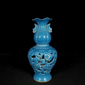 五代后周柴窑镂空带胆“二龙戏珠”纹凤耳花口瓶 尺寸高21.7CM宽10.3CM