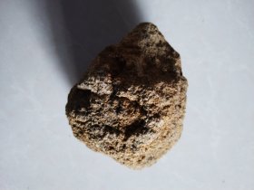 3赭石矿物老颜料原石一块重达270克，矿物老颜料，色泽艳丽，性能稳定，永不褪色，张大千临摹敦煌莫高窟壁画就是在附近山上寻找各种颜色的石头，研碎打磨，细筛过目等多道工序制作矿物颜料用于作画，弥足珍贵