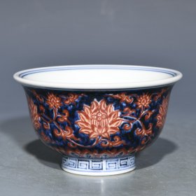 明宣德青花矾红花卉纹压手杯，高5.3cm直径9.5cm