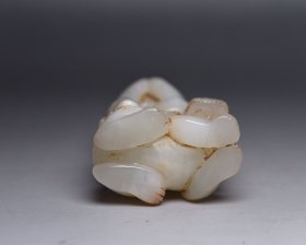 和田玉观音 规格: 9.5×4.5×3.0厘米 重 135克。 玉质温润细腻，沁色自然，刀功老道，皮壳包浆一流，雕刻生动，线条流畅，品相完美！