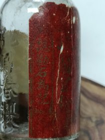 清朝晚清杭州孔凤春粉号珠兰宫粉老玻璃瓶（清朝的稀见化妆品瓶）原是朱红底金粉印制有孔凤春号珠兰宫粉，并有地址清河坊拐角，认勒石为记，背印孔凤春粉号，并有登录商标（为早期注册商标的原始叫法，非常难得的实物）瓶身有凸起的孔凤春字样为早期产品的顶流