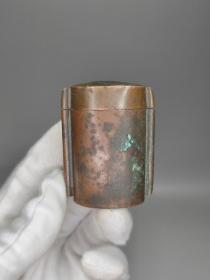 清代铜药盒，铜盒，烟膏盒。长4.3cm 宽2.8cm 高5.8cm。
