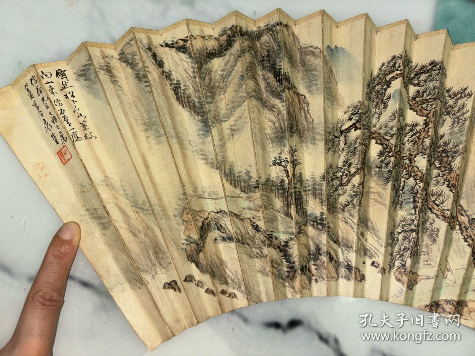 上海文物公司旧藏晚清民国时期吴中著名山水画家袁培基山水沙孟海老师钱罕书法无骨成扇52*18 培基 （1870年-1943年），字幼辛，号雪庵居士、雪庵叟。吴县人，居木渎下沙塘，是民国时期吴中的山水画家。 袁培基生于书香门第，其父为清末秀才，家藏古籍甚多，培基自小有苦读精神，常在古书堆中寻觅笔记小说、诗词画册、终夜阅读不倦。喜唐诗，15岁能背诵200余首；又喜丹青，见画片就涂抹点染。最初，因