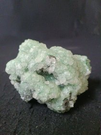 绿色葡萄石共生白水晶牙，矿石矿标摆件