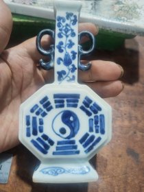 八卦纹青花小扁瓶！如图所示按图发货！釉氺十足！胎薄釉厚！发色漂亮！按图发货