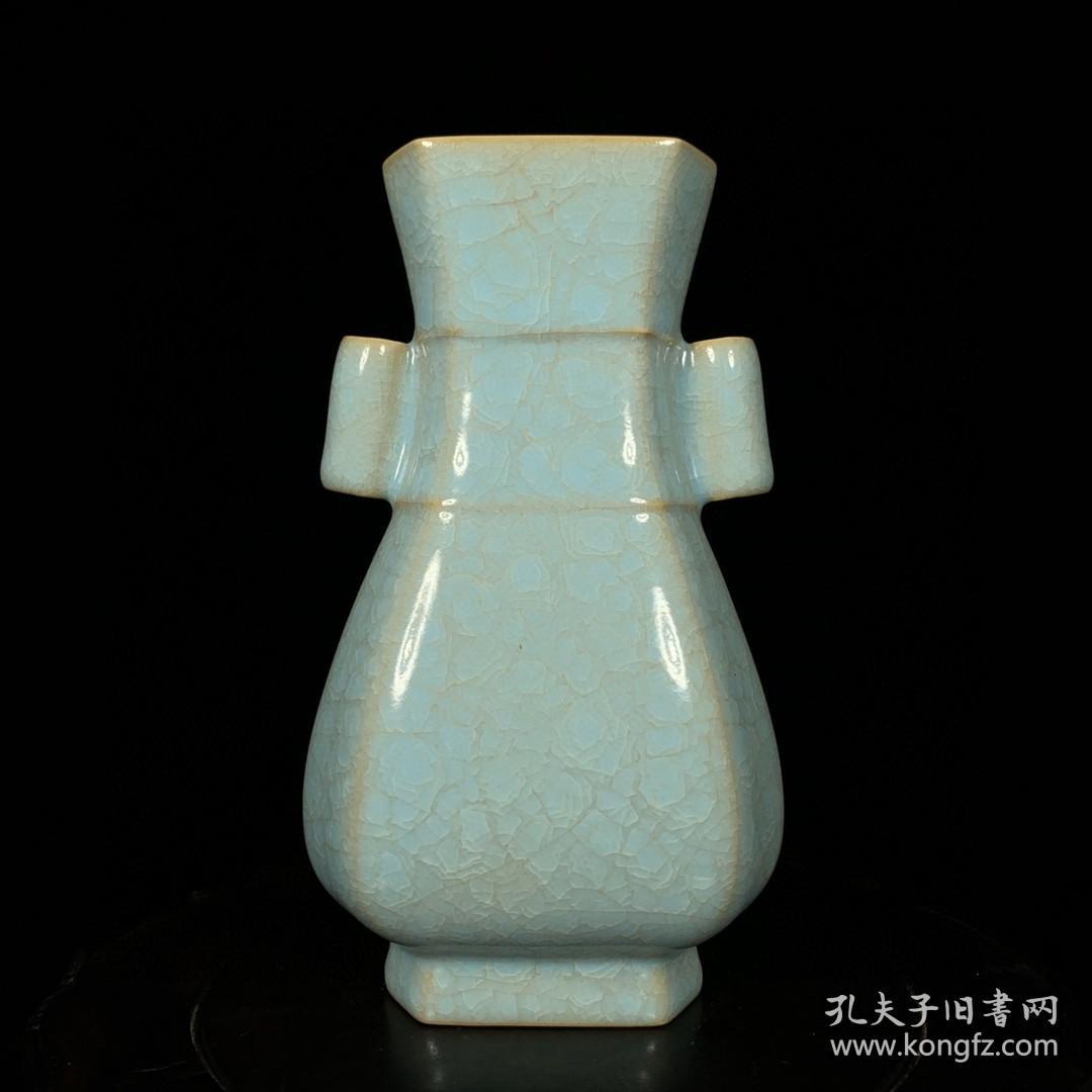 宋汝窑冰裂纹贯耳瓶，高15直径9cm