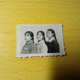 老照片–60年代长沙金井中学高中部三名漂亮女生合影