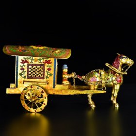 珍藏铜鎏手工錾刻纹路马拉车，工艺精湛，品相一流，重量：1780克，高度：22cm，宽度：36cm。