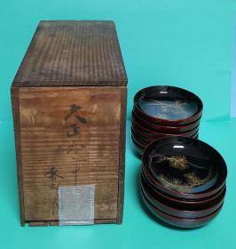 日本纯实木大漆，金莳绘鱼草纹漆碗。是装在一个大正元年的老木箱里。不知道是不是原箱。漆碗直径12.5厘米，高3.5厘米。全品，无明显划痕。有十只，不单出。