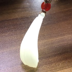苏工，今日新品，脂白新疆和田玉作品，玉兰花，6.36g，立体工艺，玉质油润，脂粉感十足，苏州名家作品，有证全套包装。33997JL260326