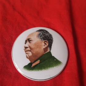 毛主席像章，济南搪瓷厂革命委员会敬制，直径我5厘米，品相自定8.5品，议价勿扰。