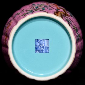 乾隆桃红地轧道粉彩花卉纹绶带瓜棱瓶,高33.8cm直径15.5cm