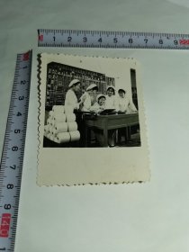 纺织老照片-----《快乐的女纺织工》！
