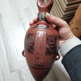 彩陶坊酒瓶一个。仿古陶器之作，精美漂亮。品好。