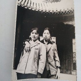 两位美女在家门前合影留念照片