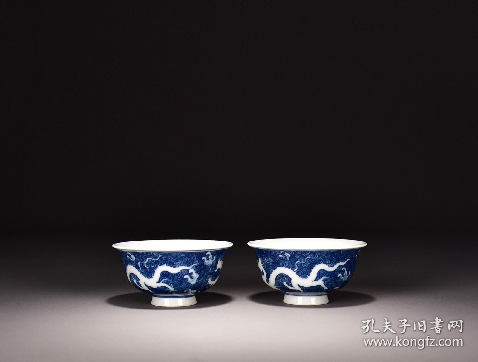 清雍正蓝地留白龙纹杯！ 4*8厘米