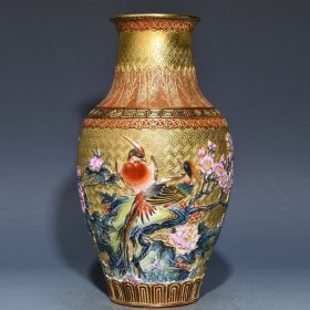 乾隆金地浮雕粉彩花鸟纹瓶，高26.5cm直径14.5cm