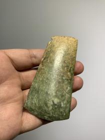 文化期玉斧，石器时代产物，玉质不错呈青绿色，器形不错，顶部老残断，底部有刃，长9厘米