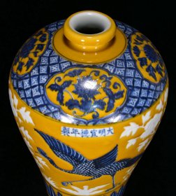 明宣德年黄釉青花花鸟纹梅瓶31*21厘米