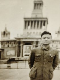 建国后男子在毛主席画像前