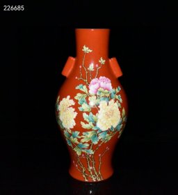 珍藏清代雍正红釉粉彩花卉贯耳瓶