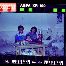 【老底片】八十年代中期家庭影像531，茶几暖壶香烟，135彩色负片底片一张