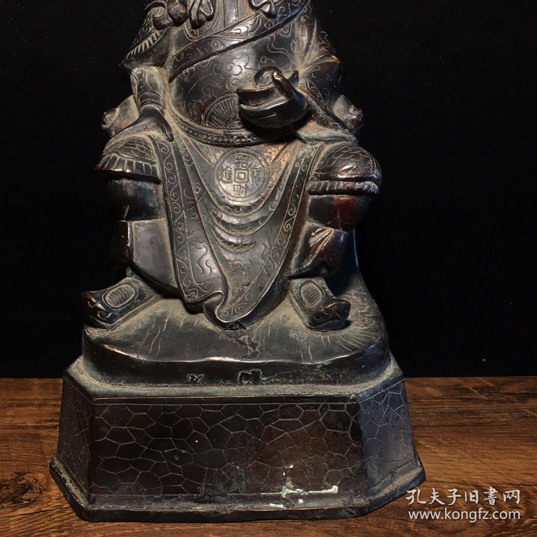 纯铜佛像，高28厘米，宽17厘米，重3310克，