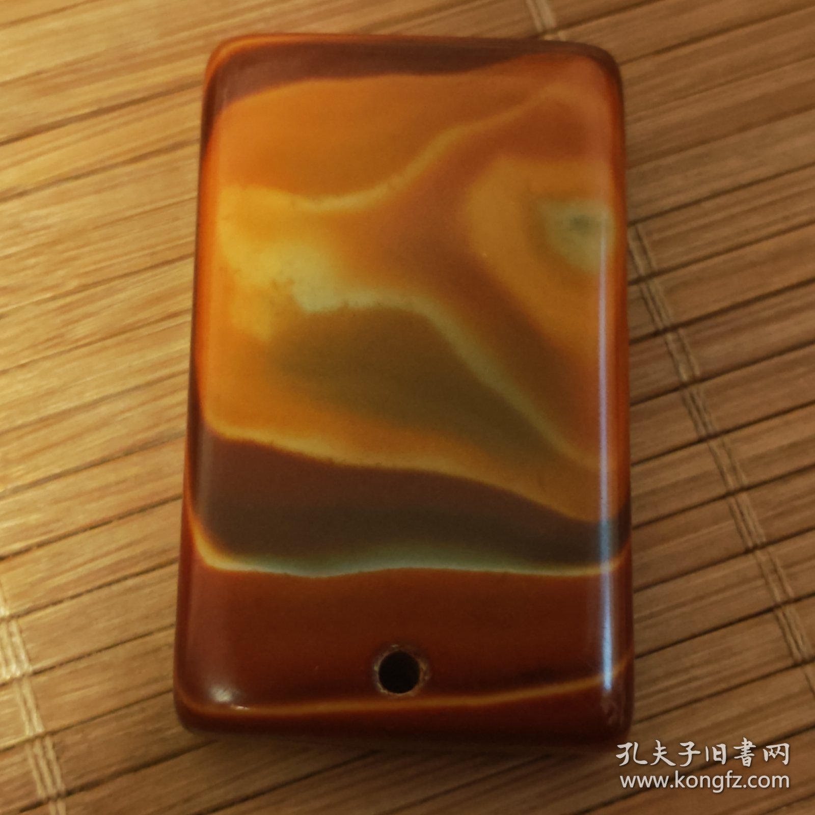 天然玛瑙狐狸头牌饰图案一块放漏出