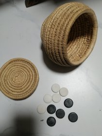 【减价】【收藏杂项】 蒲草草编盒子 “战圣牌”围棋一副 （白子181粒、黑子175粒） 不懂材质喜欢的站内咨询 草编盒子一只灰尘旧另一只较洁净