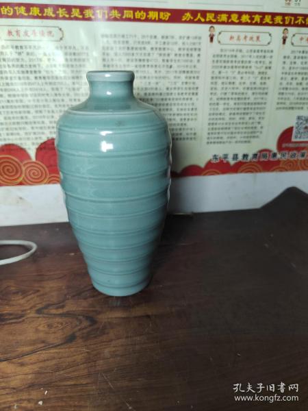青瓷旋纹花瓶