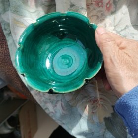 绿色瓷碗