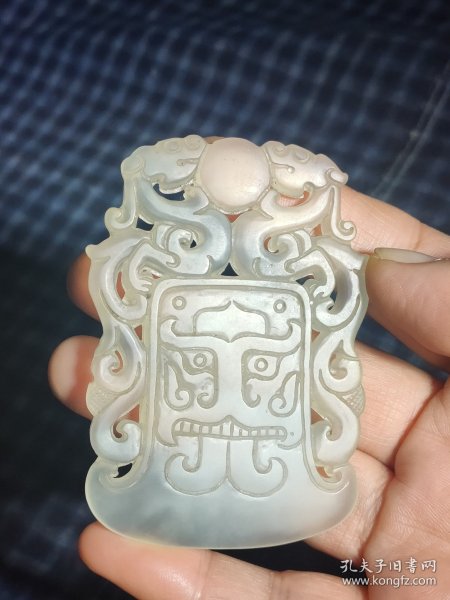 和田玉手工雕刻双龙戏珠玉佩一个，雕工精致，包浆油润，沁色自然，玉体通透，刻画形象细腻逼真，栩栩如生，手感圆润，品相完整，成色如图