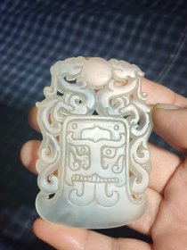 和田玉手工雕刻双龙戏珠玉佩一个，雕工精致，包浆油润，沁色自然，玉体通透，刻画形象细腻逼真，栩栩如生，手感圆润，品相完整，成色如图